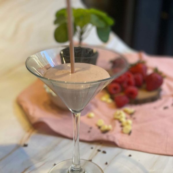 Blue-Stripe-Urban-Cacao-PINK-BERRIES-WHITE-CHOCOLATE-MARTINI-1024x1024
