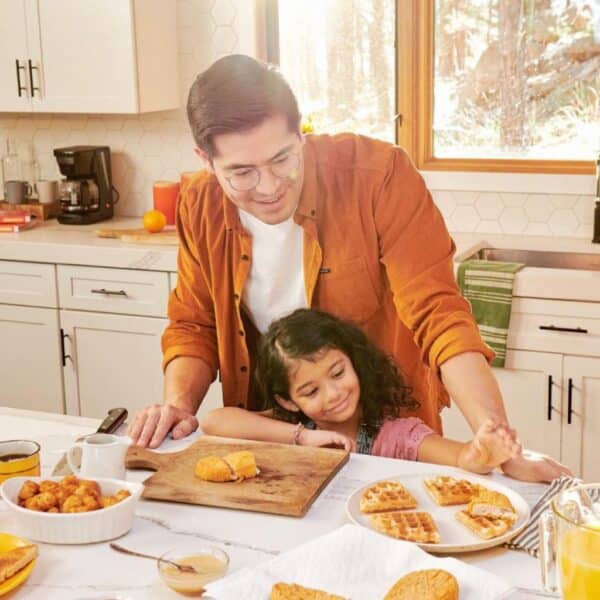 Meati-father-and-daughter-making-breakfast-1024x1024